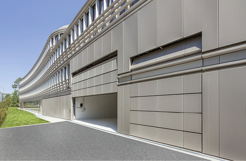 
Erst geöffnet zeigt sich dem zufälligen Betrachter das Tor. Features wie eine Lüftungsfunktion über die obere Lamelle können zudem die klimatischen Verhältnisse in den Gebäuden verbessern.



