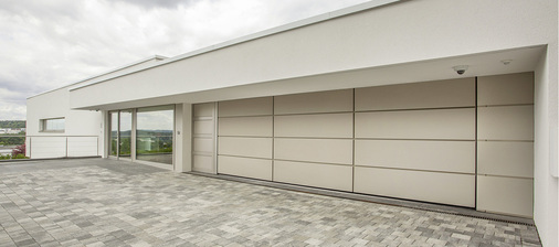 
Gerade bei der Integration von Garagentoren ins Wohngebäude und einem direkten Durchgang zu den Wohnräumen sollten Tore dicht sein.



