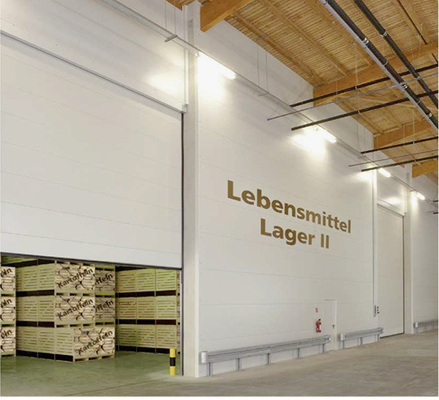 
Besonders bei Lebensmittellagern haben dichte und wärmegedämmte Tore eine große Auswirkung auf den Energieverbrauch eines Gebäudes.



