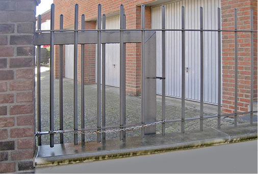 
Wieder aufgestellt und mit einer Kette gesichert wurde der Torflügel des Schiebetores in Weeze nach dem tödlichen Unfall mit einem kleinen Kind. 



