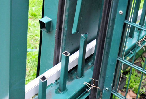 
Bei einem Torunfall in der Nähe von Berlin musste die eingeklemmte Person von der Feuerwehr aus dem Torflügel herausgeschnitten werden, um sie zu befreien. 



