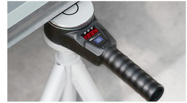 
Mit einem sehr geringen zeitlichen Aufwand kann mit der Messkeule die Hauptschließkante auf Einhaltung der Belastungsgrenze von 400 N bei der Prüfung nach ASR A1.7 getestet werden. 



