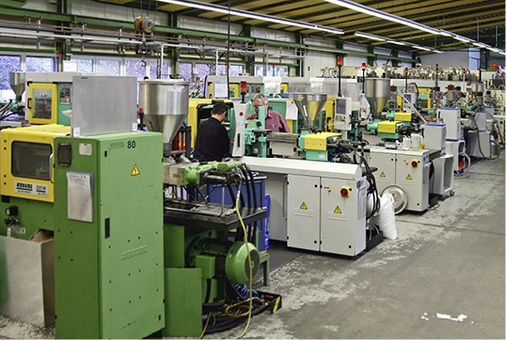 
Blick auf die firmeneigene Spritzerei. Elero betreibt 14 Spritzgussmaschienen, diese werden in drei Schichten bedient.
