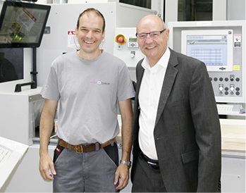 
Weinig Verkaufs- und Projektleiter Fenster Dieter van Dyck (r.) mit dem Maschinenbediener. 
