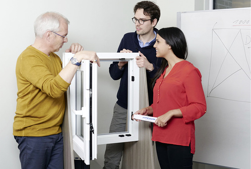 
Enger Austausch mit den Monteuren und regelmäßige Fortbildung sollen den Erfolg von Vitraum garantieren.
