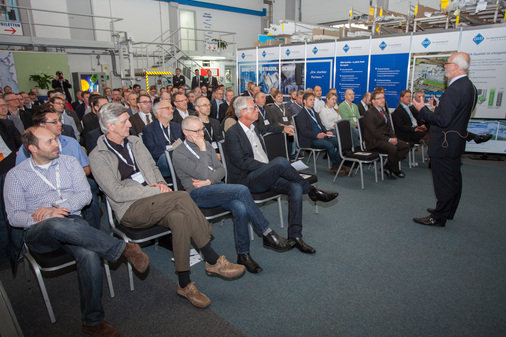 “Full House“ beim ift-Expertentag Kunststofffenster bei Veka in Sendenhorst; Bonifatius Eichwald, Vorstand Veka AG (r.) begrüßt die Gäste. - © Rainer Hardtke / GLASWELT
