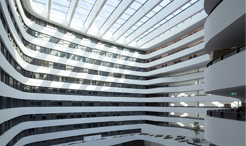 



Durch das glasüberdeckte Atrium wird Tageslicht so weit wie möglich ins Gebäudeinnere reflektiert. Um ein zu starkes Aufheizen des Atriums zu verhindern, ist das Glasdach als Sonnenschutzverglasung ausgeführt. 
