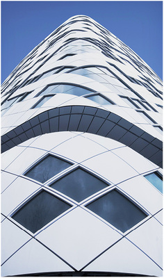 <p>
Die rautenförmigen Fassadenelemente erzeugen eine markante Struktur, die einen starken Akzent setzt. 
</p>

<p>
</p> - © Foto: mecanoo

