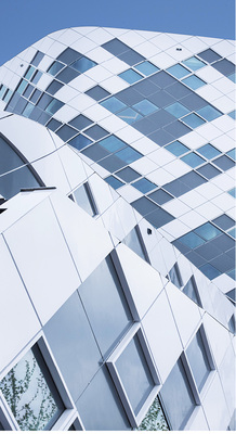 



Das Fassadenmuster vereint optisch die drei Gebäude-Elemente – Sockel, Hotel-Turm und Verbindungsgang zum Flughafen. 
