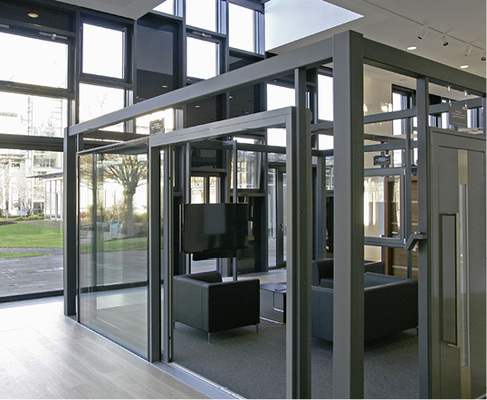 <p>
Das neue Ausstellungszentrum von Siegenia in Wilnsdorf: Auf rund 400 m² werden innovative Lösungen für Fenster-, Tür- und Komfortsysteme gezeigt.
</p>