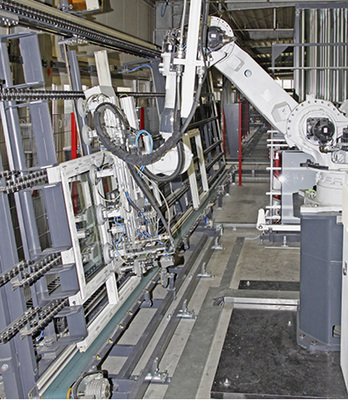 



Klebestation im Einsatz (beim Fensterbauer Söba): Mit dem Roboter lässt sich die Glasscheibe im Rahmen positionieren und direkt im Anschluss verkleben. In Nürnberg will aluplast eine neue Phase der Klebetechnik einläuten. 
