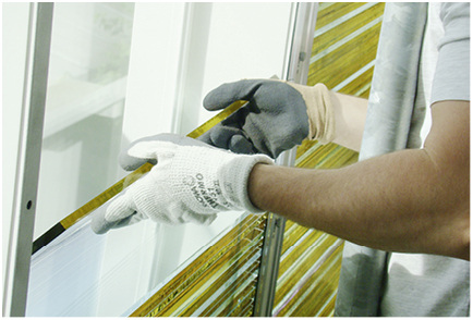 
Jeder der 150 mm breiten Glasstreifen wurde einzeln in die metallene Rahnmenkostruktion eingesetzt.



