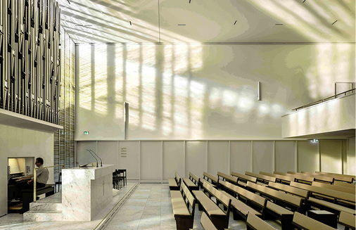 
Die Glaswand aus geschichteten Flachglasscheiben ermöglicht ein ansprechendes Spiel von Licht und Schatten.



