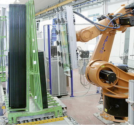 
Über intelligente Schnittstellen lassen sich Roboter, z. B. beim Abstapeln, in die Real-Time Kommunikation vernetzter Maschinen integrieren.
