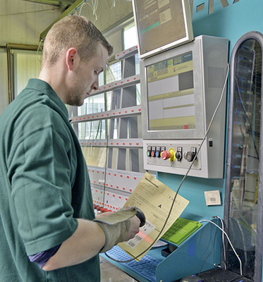 
Mit einer Barcodelesung holt sich bei Glas Nowak der Maschinenführer der Schraml M-RX CNC-Bearbeitungsmaschine die Maße und Bearbeitungen der aktuellen Scheibe auf den Produktionsmonitor.
