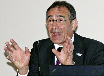 



Bernhard Helbing ist bei seinen Reden mit Feuereifer und Begeisterung in seinem Element, wie hier auf dem Jahreskongress 2014.
