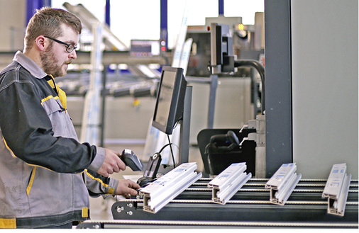 
Das neuartige Wissensmanagement aus dem Hause Orgadata unterstützt das Leitbild der papierlosen Fertigung. Arbeitsaufträge müssen nicht mehr ausgedruckt werden, sondern stehen über Monitore in der Werkstatt zur Verfügung. Dadurch wird auch jeder Bearbeitungsstatus der Einzelteile übersichtlich dargestellt.
