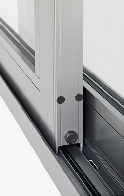 
Zählt zur Neuheitenoffensive von Roto: das für alle Rahmenmaterialien geeignete Schiebesystem Patio Inowa. Die versteckte Technik bewirke ein klares Designplus. 
