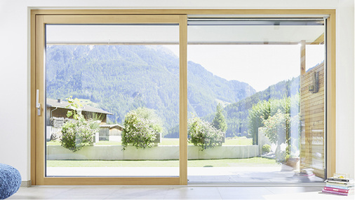 
Die neue Bodenschwelle Eco Pass Sky erlaubt die Verglasung des Festflügels bis unmittelbar auf die Schwelle.
