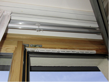 <p>
Auf dem Foto sind Fensterfalzlüfter zu sehen, welche gezielt eingesetzt werden zur Begrenzung des auftretenden Feuchtedrucks auf die Bauteile [5].
</p>