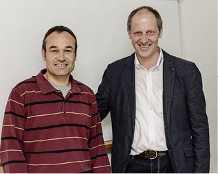 <p>
Tavapan-Geschäftsführer Walter Zürcher (r.), hier mit Urs Uehlinger, Leiter Kompetenzbereich Fenster-, Türen- und Fassadentechnik, an der Berner Fachhochschule.
</p>