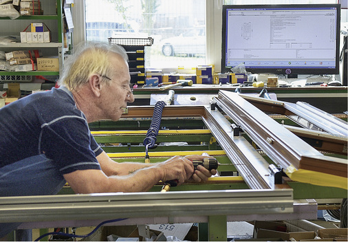 
Die Fertigung bei Reckendrees wird vom Produktions-Steuerungssystem A+W Cantor CIM praktisch papierlos per Betriebsdatenerfassung und Monitoranzeige gesteuert, das Barcode-Etikett ist der wichtigste Informationsträger.
