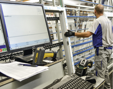 
Alle Arbeitsplätze sind mit A+W Cantor CIM-Monitoren ausgestattet wie hier an der Verglasungslinie. Per Barcode-Lesung wird der Status jedes Elementes registriert und in die Datenbank zurückgemeldet. Damit sind die Daten überall in der Fertigung und im ERP-System verfügbar.
