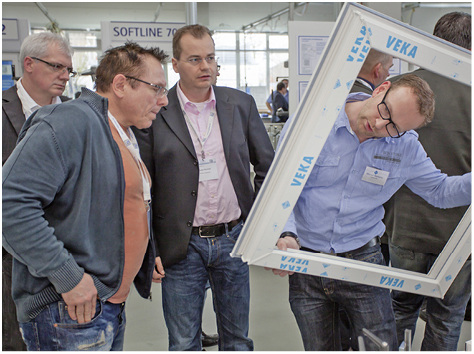 
Eingehend wurden die Exponate untersucht, hier schaut Veka-Mitarbeiter Michael Beckamp ganz genau hin.
