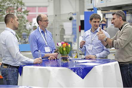 
In den Pausen – Zeit für Diskussionen (v.l.): Thorsten Kessler und Ralf Grewenig (profine GmbH), Sasa Dojcinovic (Kneer GmbH) und Jochen Baiker (Gretsch-Unitas GmbH)
