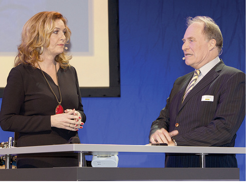 
Die bekannte Talk-Show-Moderatorin Bettina Tietjen führte charmant durch die Talk-Runde und unterhielt 450 Event-Teilnehmer mit Fragen an die Fachleute.
