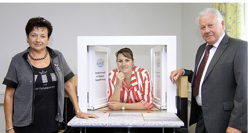 



Die Geschäftsführung der Alumat Frey GmbH aus Kaufbeuren: Inge Frey (links), Claudia Rager-Frey (Mitte) und Harry Frey (rechts).
