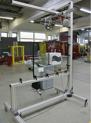 <p>
Das Messgerät wird bei der Firma Energy Glas für eine U
<sub>g</sub>
-Wert-Messung in das eigens dafür gebaute Fahrgestell eingehängt.
</p>