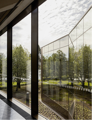 <p>
Die Glas- und Holzfassade entstand nach dem Entwurf des Architekturbüros MX-SI aus Barcelona. 
</p>