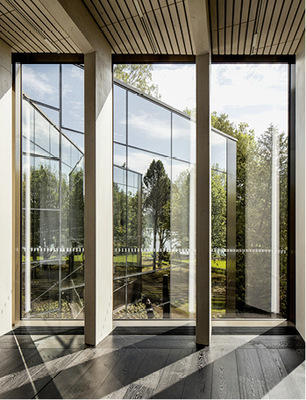 
Spiel mit Licht und Schatten für eine interessante Raumwirkung im Inneren sowie mit Blick nach außen.
