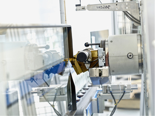 
Der Abstandhalter Ködispace 4SG wird vollautomatisch auf das Glas appliziert. Sämtliche Isoliergläser für den Museuemsbau stellte der finnische Produzent Seloy her.
