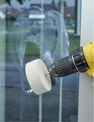 
… mit einem Polierfilz eingearbeitet und hinterlässt einen brillanten Glanz auf den polierten Oberflächen.
