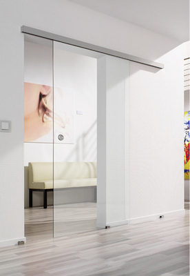 



Der neue Schiebetürbeschlag (r.) SlideTec optima 50 wurde als preisgünstige Beschlaglösung für Türgewichte bis zu 50 kg konzipiert.
