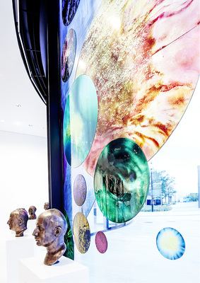 <p>
Für die Leica-Fassade hat Künstler Alfons Alt farbige Mond- und Sonnenlandschaften aus rundem, gebogenem ESG kreiert. Diese Glasapplikationen wurden mit flüssigem Kleber auf gebogenen Isoliergläsern befestigt.
</p>