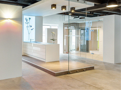 
Große Bäder profitieren davon, dass die Weitläufigkeit durch gläserne Einbauten unterstützt wird, wie hier in der Kölner Badezimmer-Ausstellung. 
