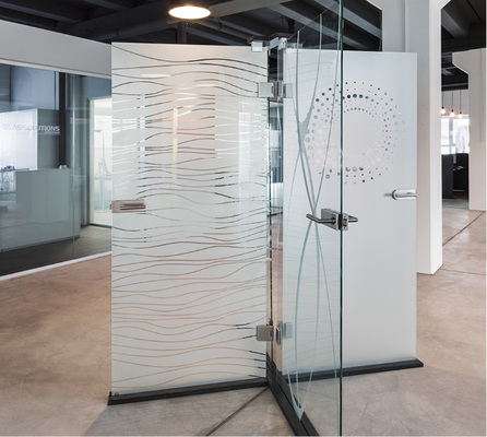 
Zum Wohlfühlambiente zählen auch ansprechende Glastüren. Im Showroom im Süden von Köln wird auch hierfür eine große Auswahl an Designgläsern und Beschlägen präsentiert.
