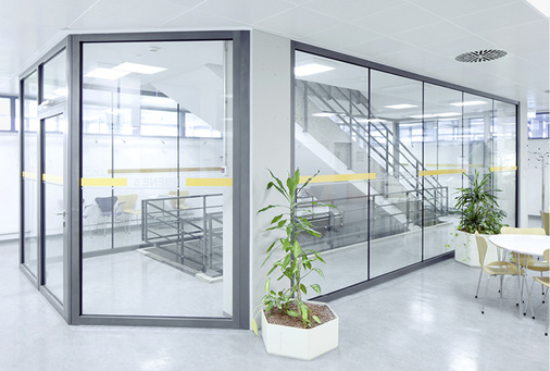 



Im Tübinger Zahnklinikum wurde Contraflam Structure EI 30 als Stoßfugenverglasung in Formaten von 1800 x 3500 mm verbaut. Durch die spezielle Verglasung mit vertikal angeordneten Silikonfugen konnte auf senkrechte Rahmenprofile komplett verzichtet werden.
