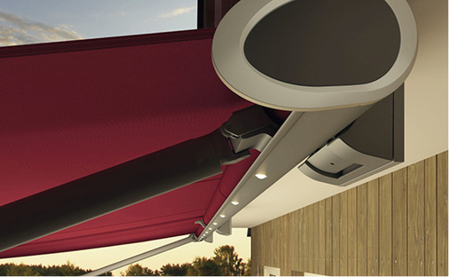 
Die Neigung der Markise wird nicht über die Gelenkarme verstellt, sondern über die Konsolen. Der untere Teil der Konsole lässt sich leicht entfernen und bietet so einen wartungsfreundlichen Zugang.



