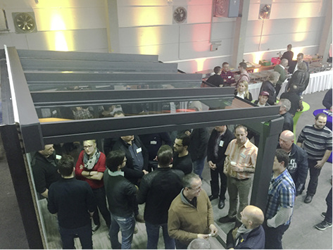 
Gerade der späte Markteinstieg von Leiner zeigt deutlich, wie viel Potenzial im Outdoorsegment noch vermutet wird. Auch die Händlerreaktionen von traditionellen Markisenleuten waren eindeutig: Ab sofort werden auch Glasdächer verkauft.



