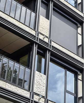 
Farbpunkte setzen oder den Sonnenschutz mit Screengewebe fast unmerklich in die Fassade integrieren.
