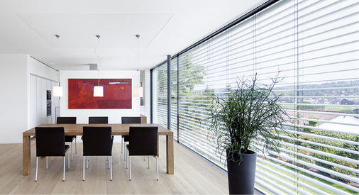 
Lamellen, die über Steuerungssysteme der Sonne folgen können und sich in nahezu jeden Winkel einstellen lassen, sorgen für den optimalen Lichteinfall bei gleichzeitigem Blendschutz. 
