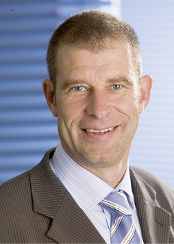 
Dipl.-Ing. Ulrich Lang leitet den Bereich Produktmanagement Beratung & Dienstleistung und ist damit für Architekten und Fachplaner zuständig.
