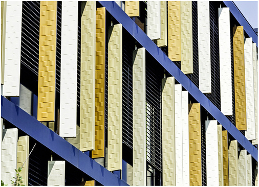 



Jedes noch so feine Detail wurde vom Architekten geplant und so wurden zum Beispiel die vertikalen Lamellen mit einem speziell entworfenen Muster geprägt, das aus dem Versicherungslogo entstanden ist.
