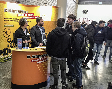 



Heute wird wie auf der Kölner Ausbildungsbörse aktiv die Nähe zum möglichen Bewerber um einen Ausbildungsplatz gesucht.
