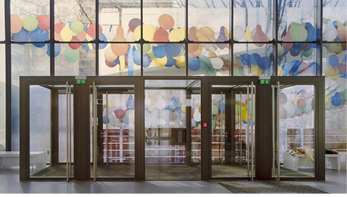 <p>
Bei diesem Schulbau in München wurde das Luftballon-Motiv der Künstlerin Sabine Hornig mit einem keramischen Siebdruck von BGT umgesetzt. 
</p>