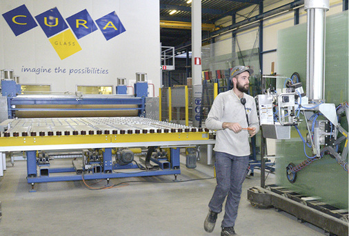 
Am Einlauf der vollautomatischen Benteler Laminieranlage: Rund 30 Folienarten befinden sich bei Cura Glass ständig im Zugriff.
